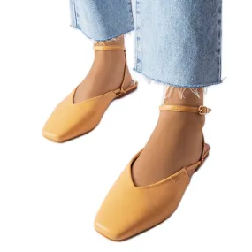Beige sandalen met gesloten neus