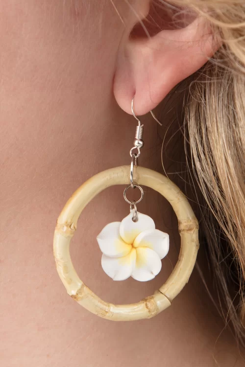Floral bamboe oorringen in wit